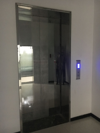 火災(zāi)發(fā)生時(shí)，電梯的電源切斷及報(bào)警聯(lián)